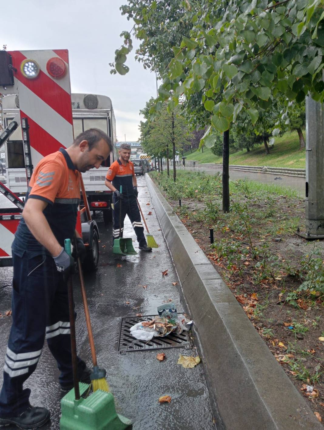 Kuvvetli yağış İstanbul'u vurdu, İBB görüntüleri paylaştı 26